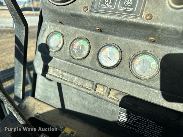 image for item ER8331 1983 John Deere 8820 Turbo combine