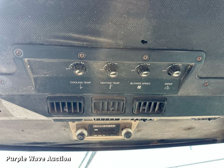 image for item ER8331 1983 John Deere 8820 Turbo combine