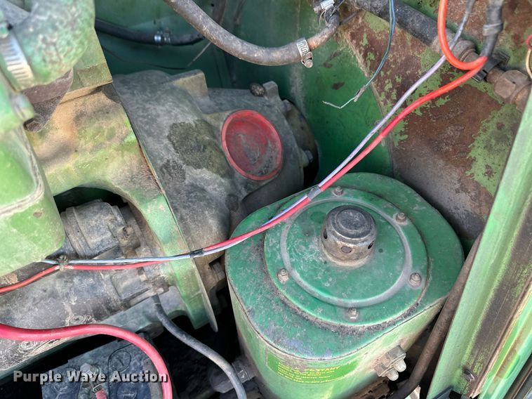 image for item ER8331 1983 John Deere 8820 Turbo combine