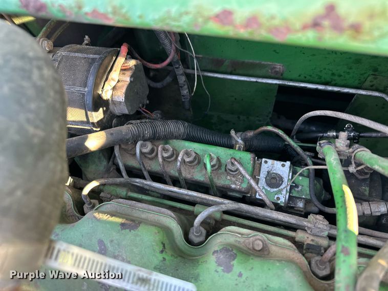 image for item ER8331 1983 John Deere 8820 Turbo combine
