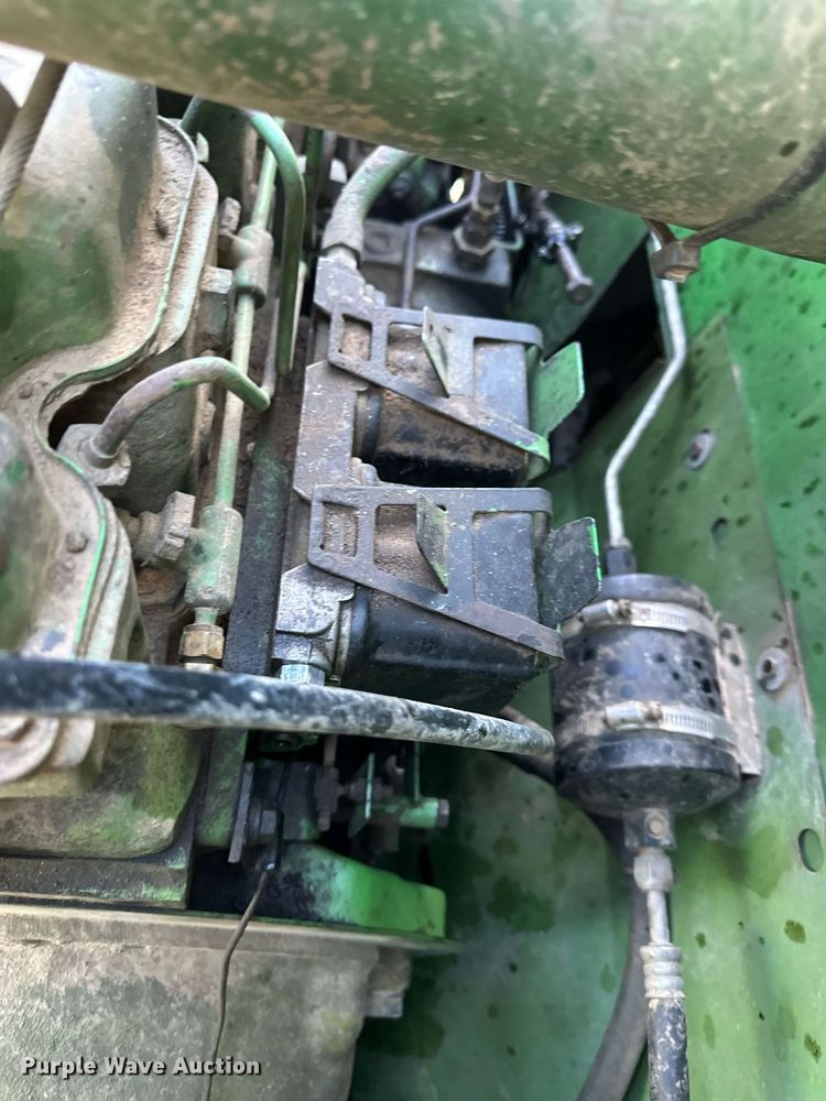 image for item ER8331 1983 John Deere 8820 Turbo combine