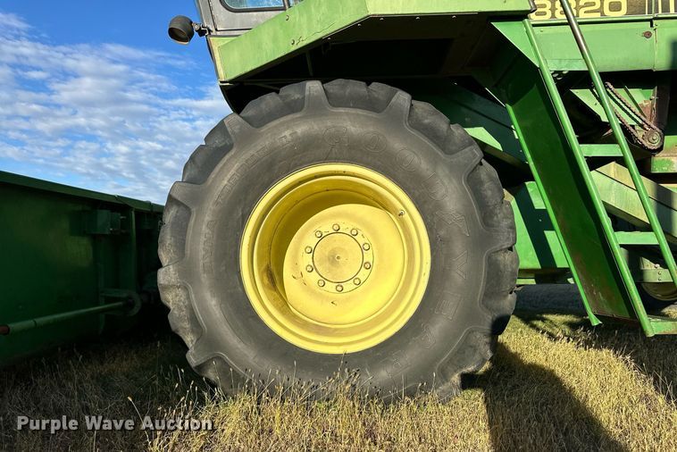 image for item ER8331 1983 John Deere 8820 Turbo combine