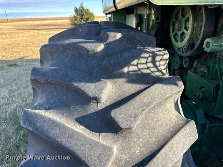 image for item ER8331 1983 John Deere 8820 Turbo combine