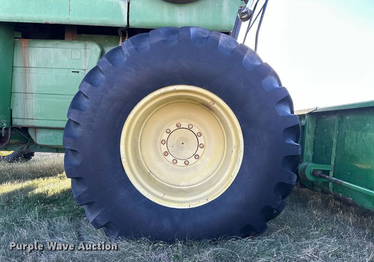 image for item ER8331 1983 John Deere 8820 Turbo combine