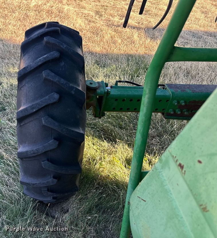 image for item ER8331 1983 John Deere 8820 Turbo combine