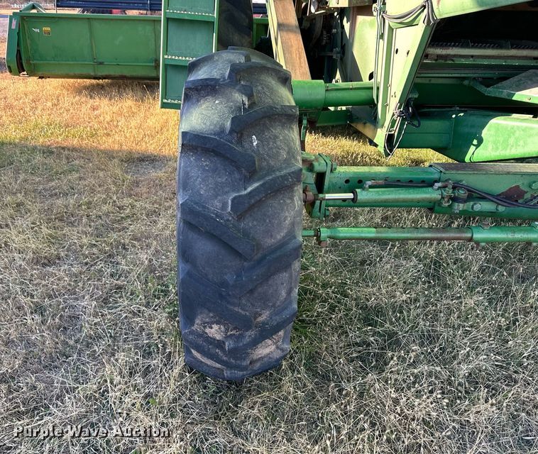 image for item ER8331 1983 John Deere 8820 Turbo combine