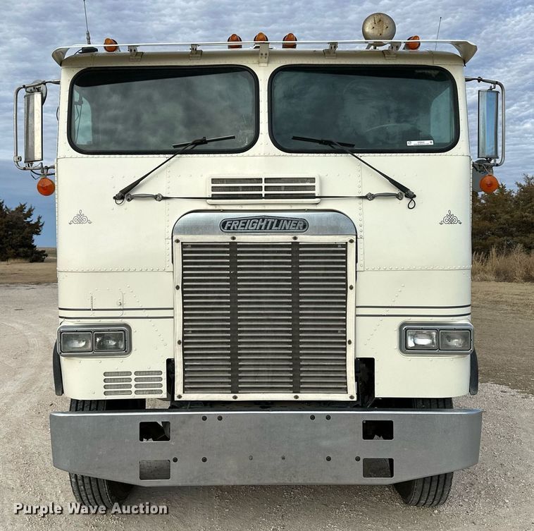 image for item ER8443 1985 Freightliner grain truck