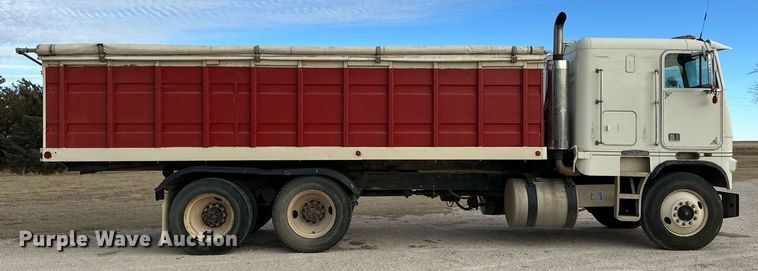 image for item ER8443 1985 Freightliner grain truck
