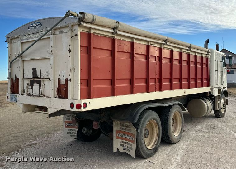 image for item ER8443 1985 Freightliner grain truck