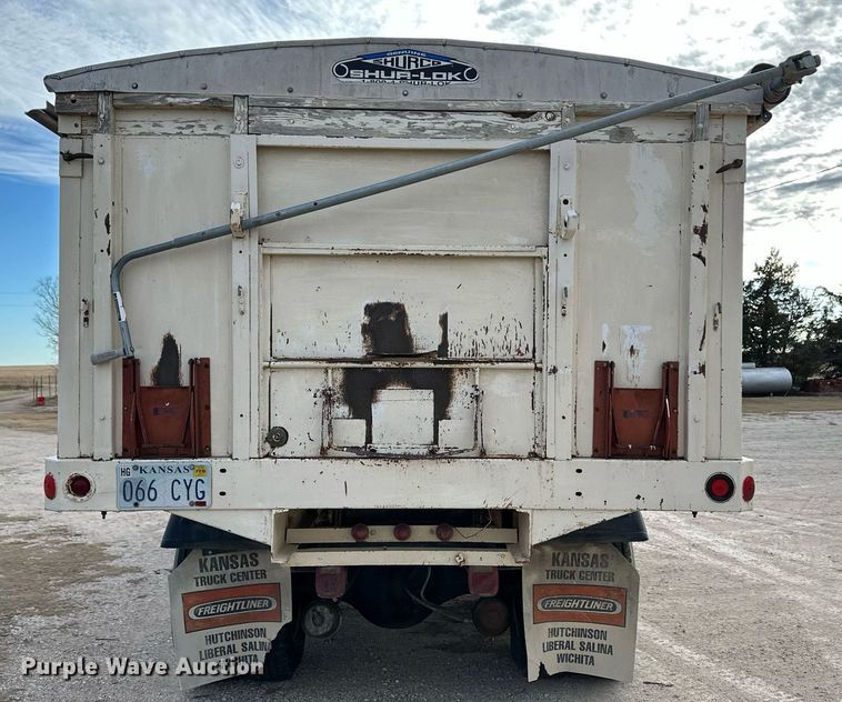 image for item ER8443 1985 Freightliner grain truck