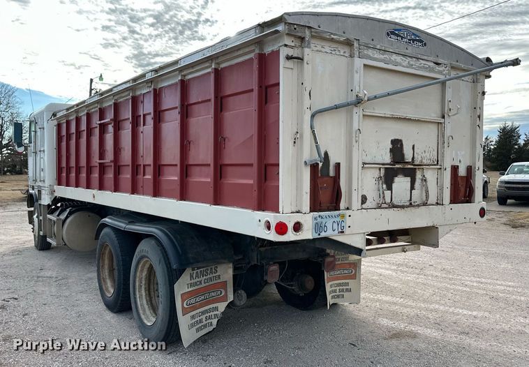 image for item ER8443 1985 Freightliner grain truck