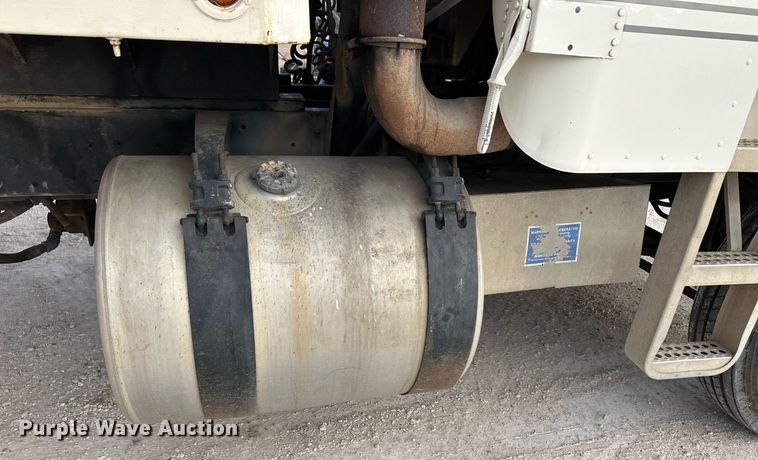 image for item ER8443 1985 Freightliner grain truck