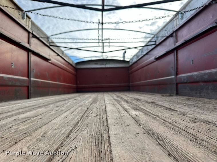 image for item ER8443 1985 Freightliner grain truck