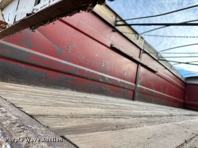 image for item ER8443 1985 Freightliner grain truck