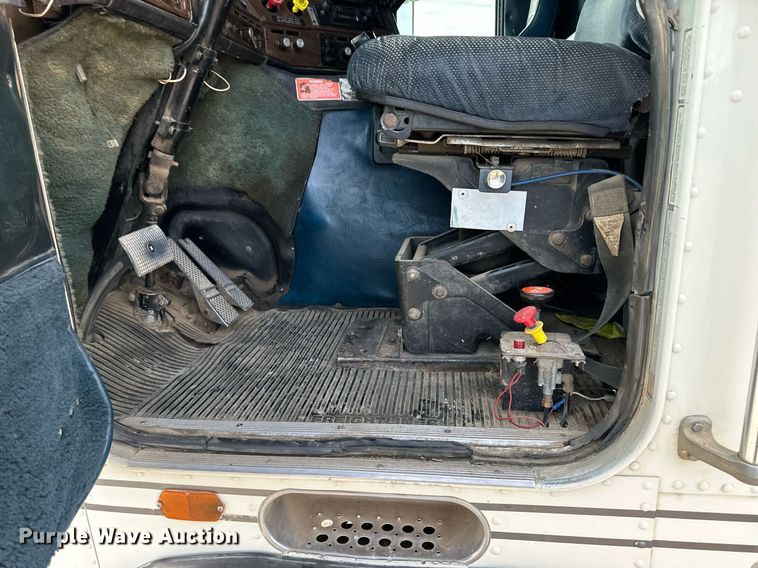 image for item ER8443 1985 Freightliner grain truck