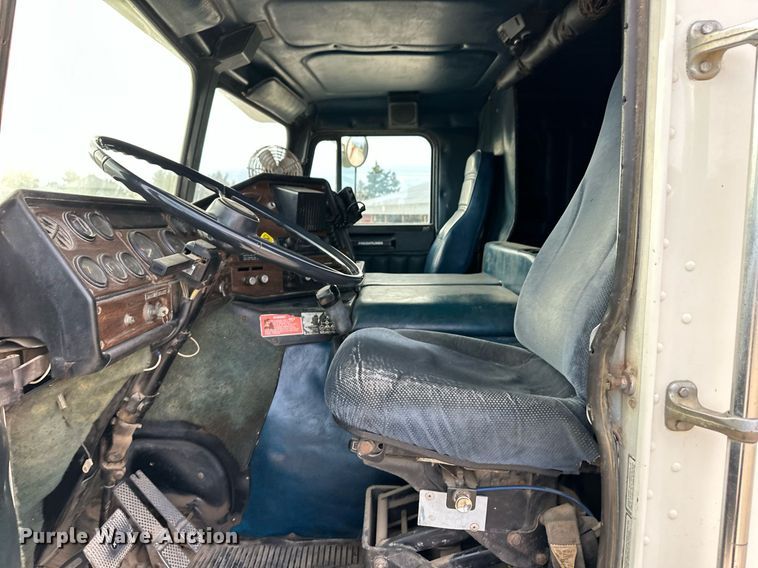 image for item ER8443 1985 Freightliner grain truck