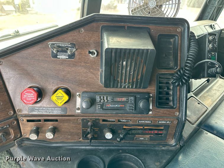 image for item ER8443 1985 Freightliner grain truck