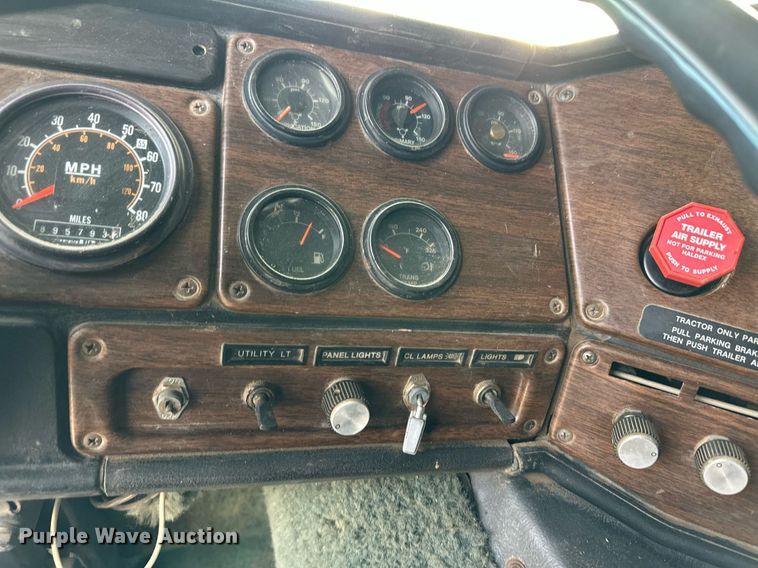 image for item ER8443 1985 Freightliner grain truck