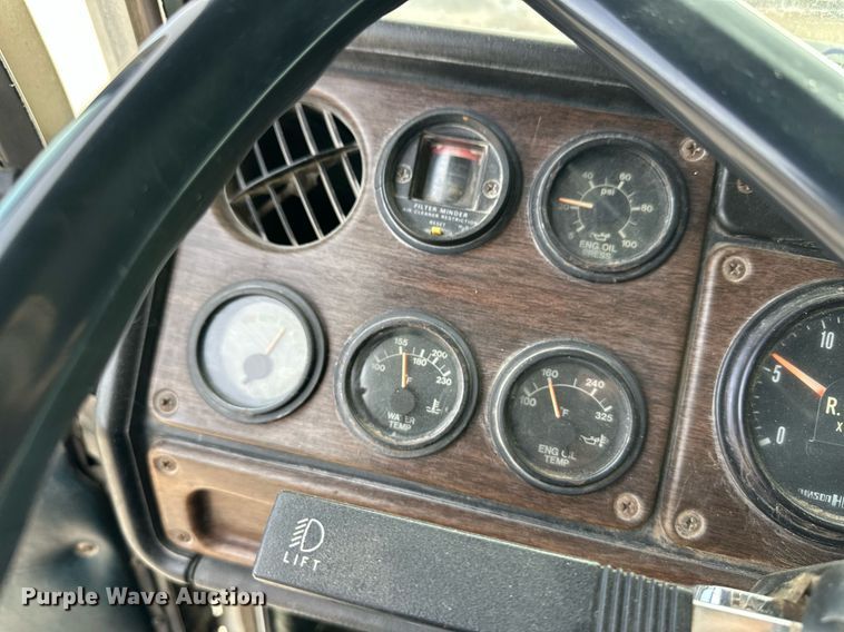 image for item ER8443 1985 Freightliner grain truck