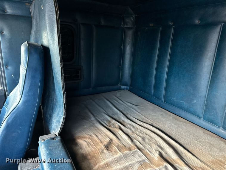 image for item ER8443 1985 Freightliner grain truck