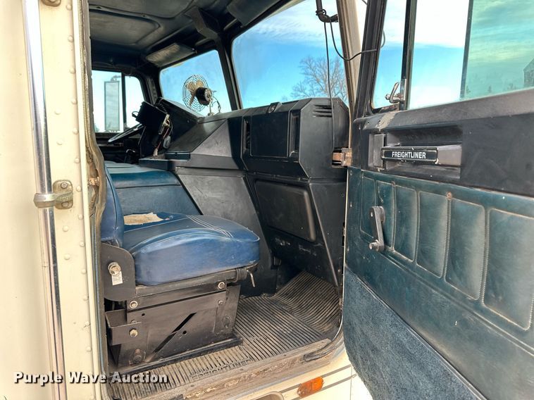 image for item ER8443 1985 Freightliner grain truck