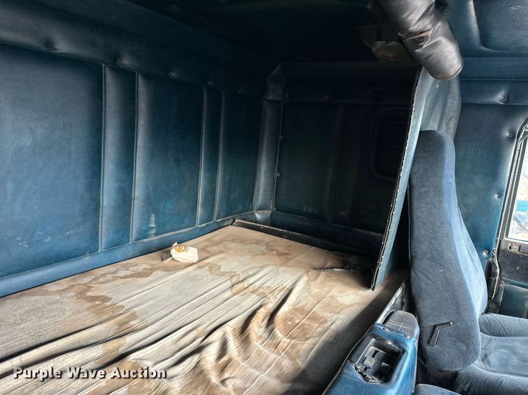 image for item ER8443 1985 Freightliner grain truck