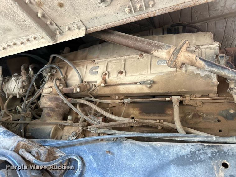 image for item ER8443 1985 Freightliner grain truck