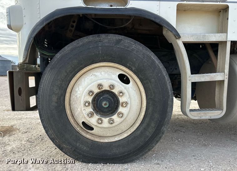 image for item ER8443 1985 Freightliner grain truck