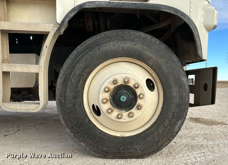 image for item ER8443 1985 Freightliner grain truck