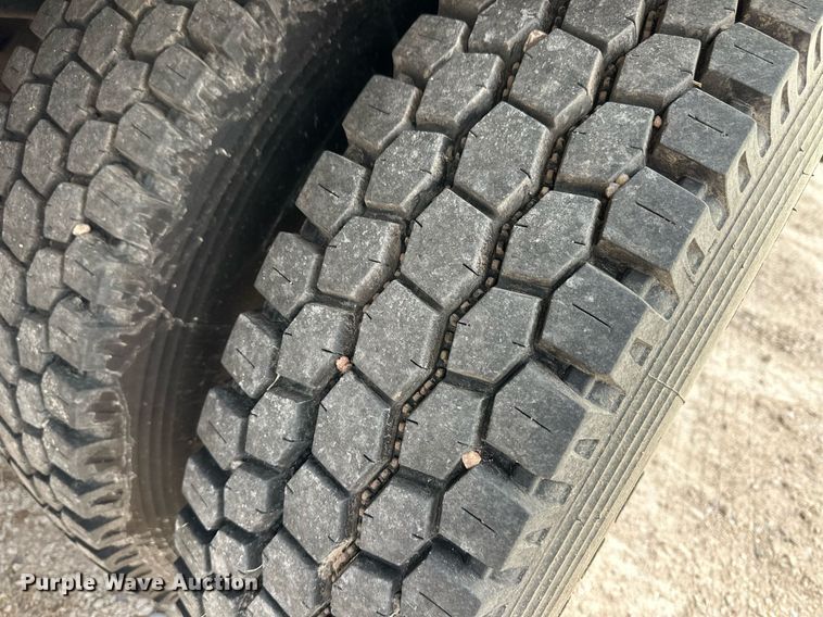 image for item ER8443 1985 Freightliner grain truck