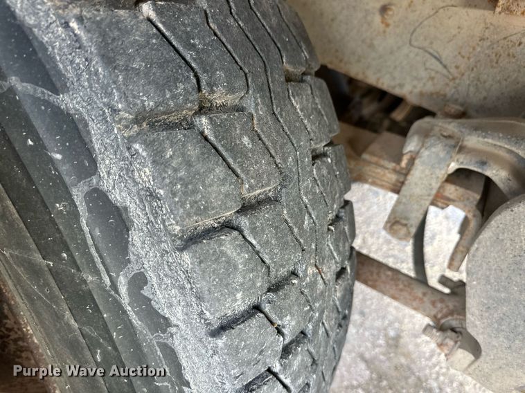 image for item ER8443 1985 Freightliner grain truck