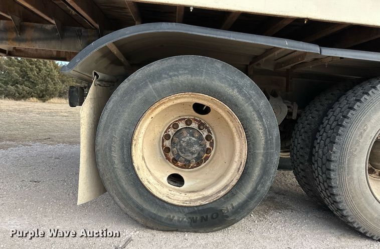 image for item ER8443 1985 Freightliner grain truck