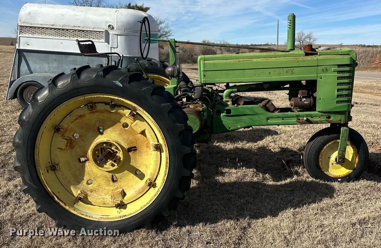 image for item ER8471 1948 John Deere B tractor