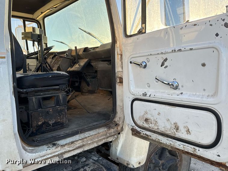 image for item LH9336 1973 Ford 7000 feed mixer truck