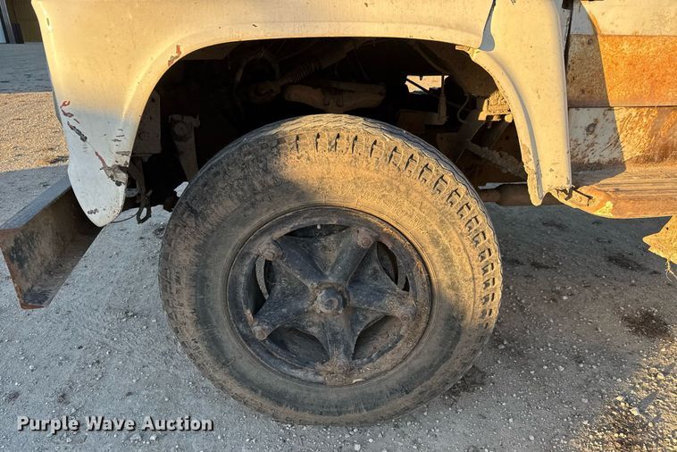 image for item LH9336 1973 Ford 7000 feed mixer truck