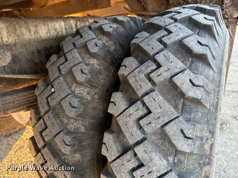 image for item LH9336 1973 Ford 7000 feed mixer truck