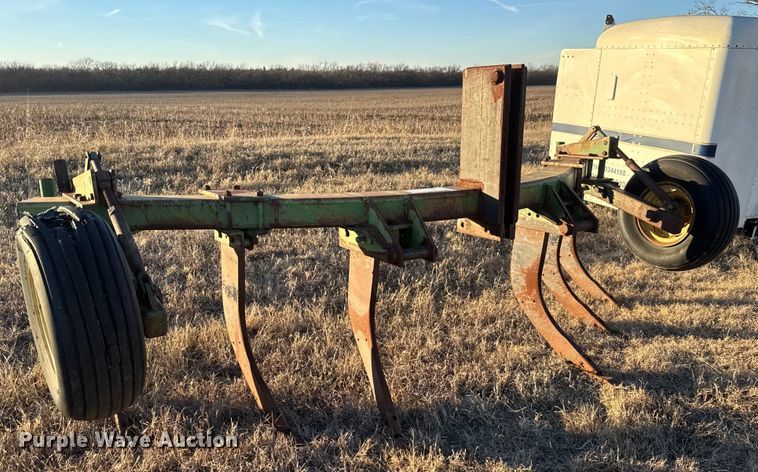 image for item LH9361 John Deere V-ripper