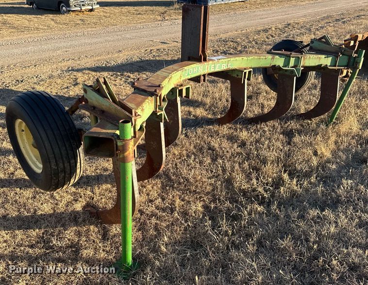 image for item LH9361 John Deere V-ripper