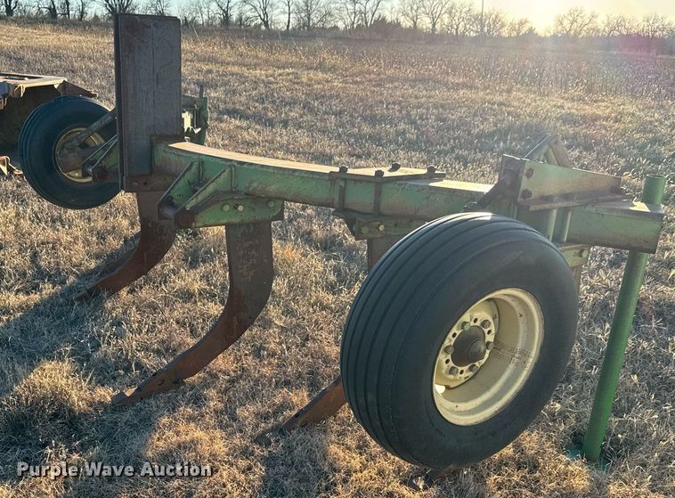 image for item LH9361 John Deere V-ripper