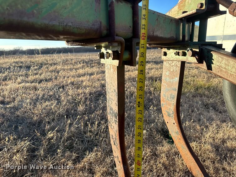 image for item LH9361 John Deere V-ripper