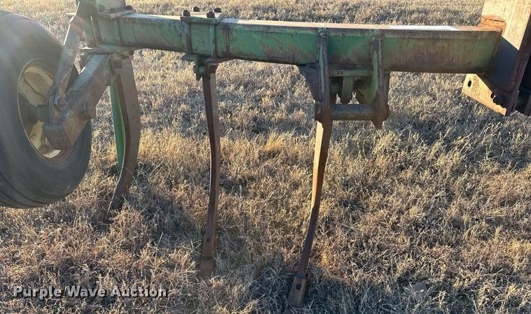 image for item LH9361 John Deere V-ripper