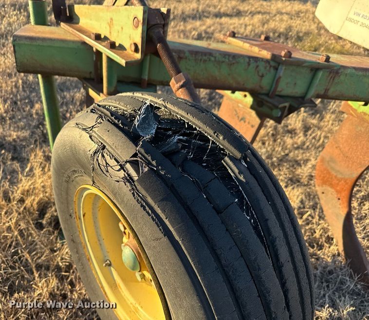 image for item LH9361 John Deere V-ripper