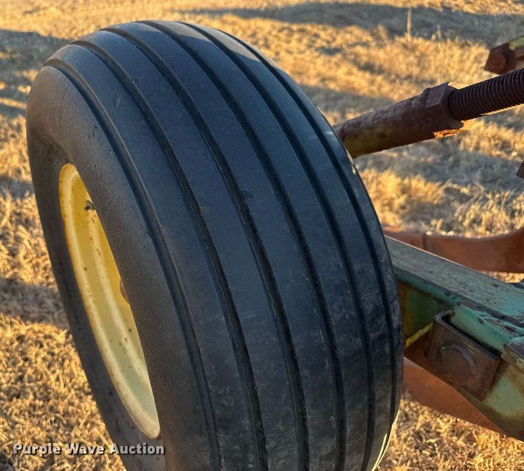 image for item LH9361 John Deere V-ripper