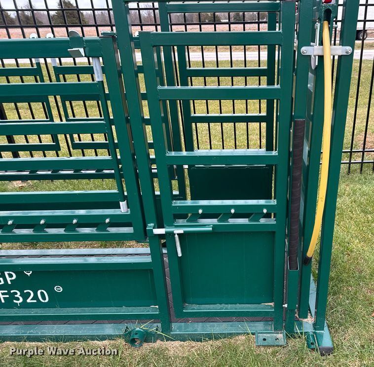 image for item OJ9269 EINGP F320 livestock squeeze chute