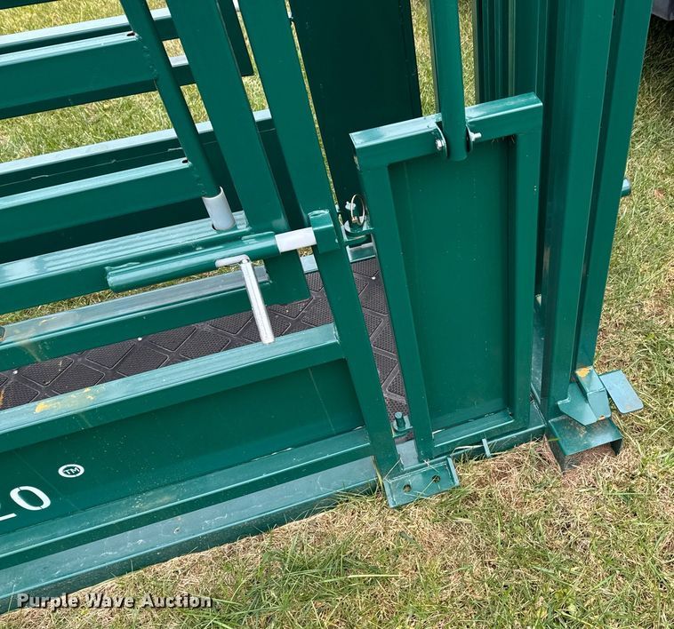 image for item OJ9269 EINGP F320 livestock squeeze chute