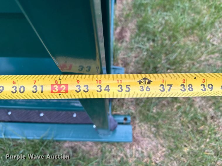 image for item OJ9269 EINGP F320 livestock squeeze chute