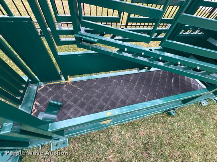 image for item OJ9270 EINGP F320 livestock squeeze chute