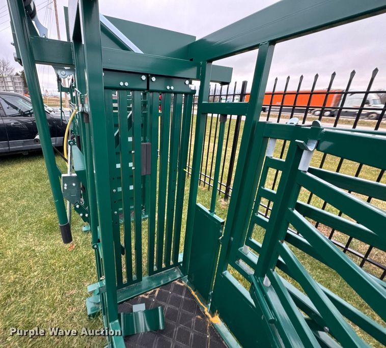 image for item OJ9270 EINGP F320 livestock squeeze chute