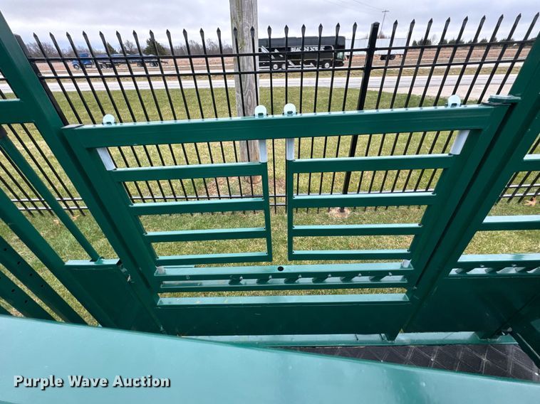 image for item OJ9270 EINGP F320 livestock squeeze chute