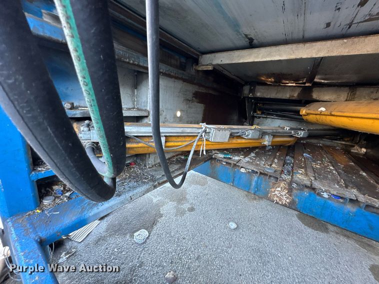 image for item DO0005 1998 Excel EX60 horizontal closed door baler